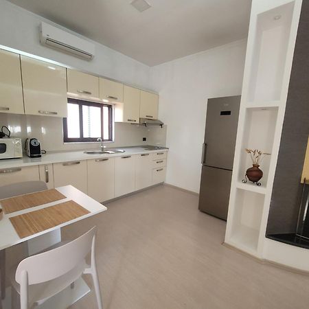 An Apartment With Fireplace Tiranë Eksteriør bilde